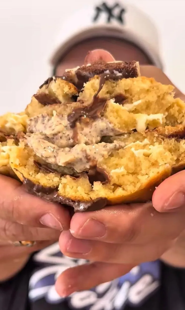 Luxy Cookie aberta, cheia de recheio
